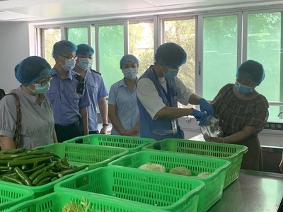 福建厦门:突击检查两家“盒饭大本营”