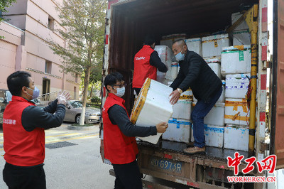 厦门“蔬菜哥”再捐5000斤蔬菜:“一线抗疫人员有需要,我愿意再送”
